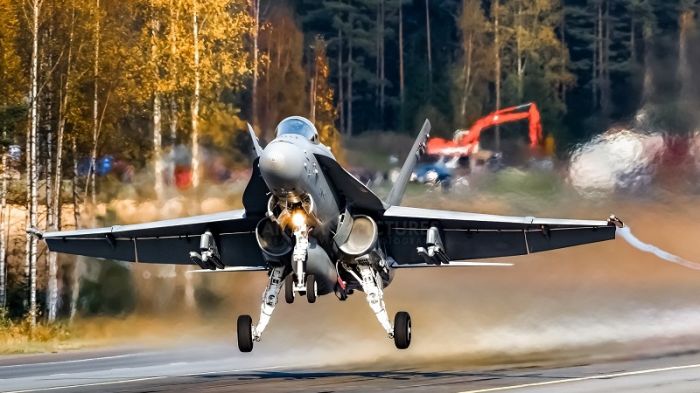英媒：芬兰封路演练战斗机公路起降