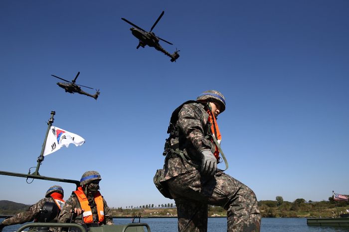 韩美出动陆空多型装备联合举行渡河军演