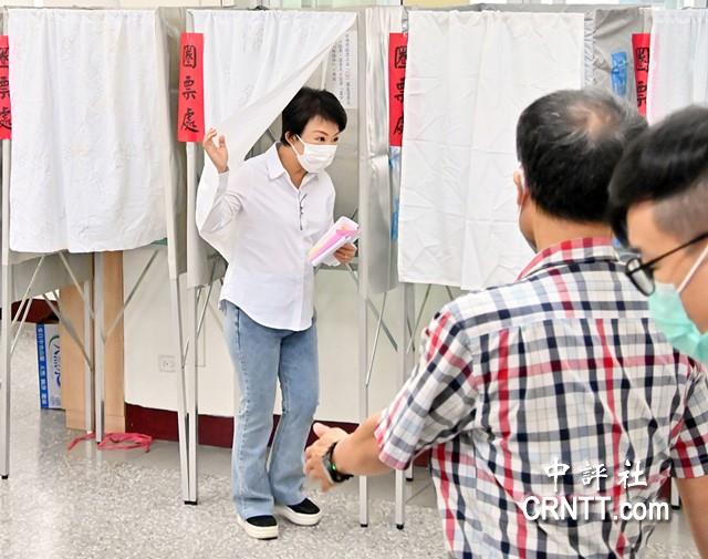卢秀燕投票媒体抢位互挤　选务人员要喊警卫