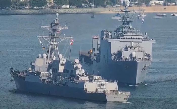 美海军两艘军舰险些相撞　现场画面曝光