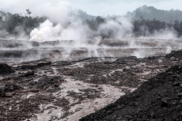 印尼塞梅鲁火山喷发　近两千人被紧急疏散