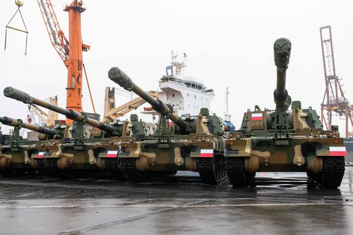 韩国数十辆坦克火炮运抵波兰　现场曝光