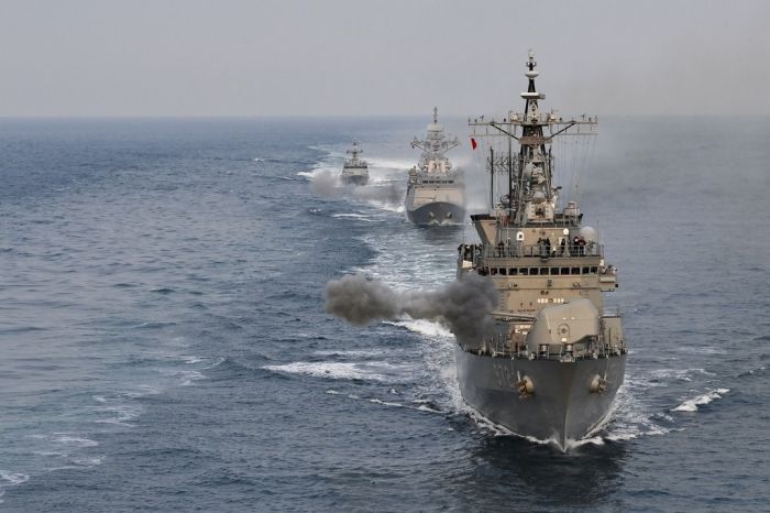 韩国13艘军舰出海演练：发射120枚炮弹