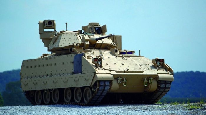 美军援重型装甲车助乌军反攻？