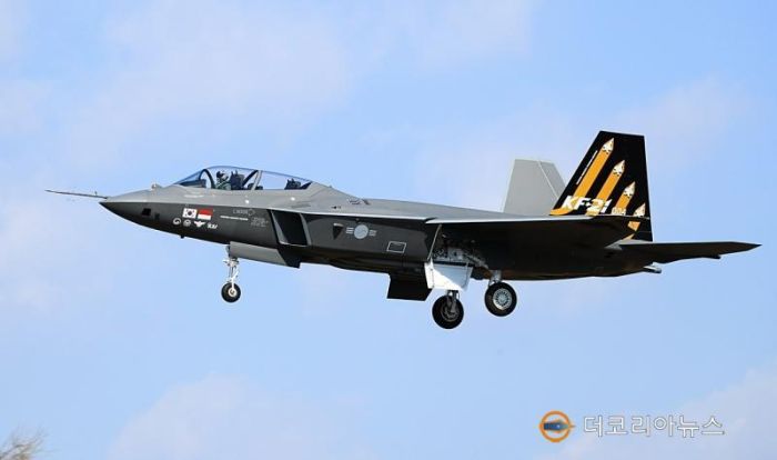 韩国自研KF21双座型原型机首飞