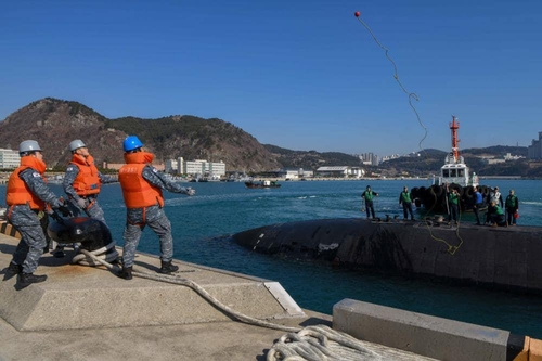 罕见！美军核潜艇公开访问韩国釜山港