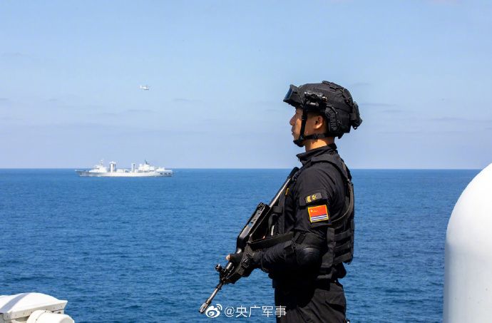 中国海军两批护航编队联合护航演练