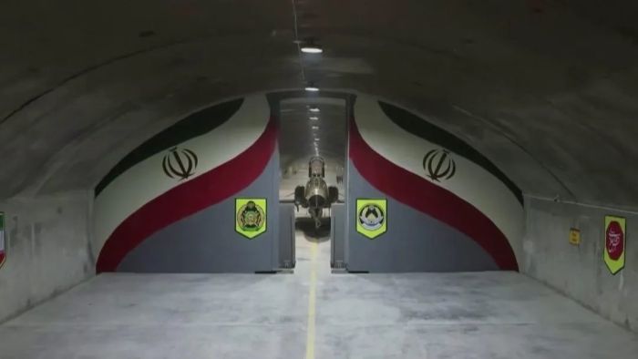 震慑美以？伊朗公布一座地下空军基地