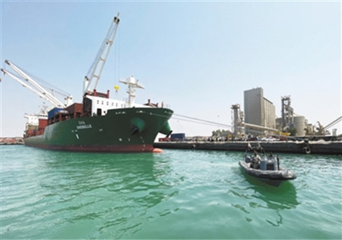 也门荷台达港接收7年来第一船一般贸易货物