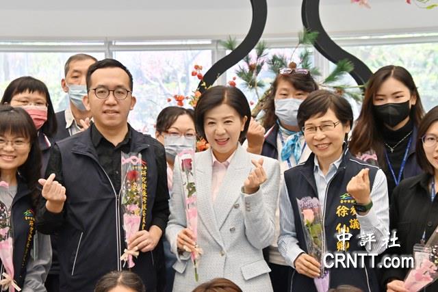 台中副市长王育敏代表卢秀燕　赠妇女节花束