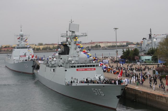 气氛火热！中国海军开封舰首次向公众开放