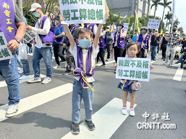 台湾五一大游行　小孩跟着爸妈上街头
