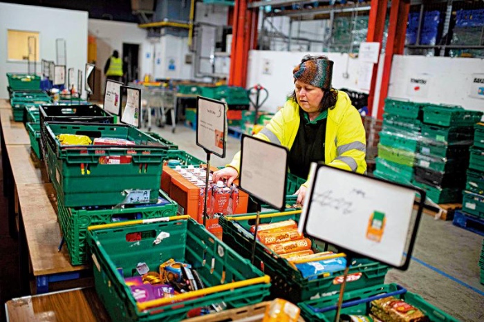 英通胀高企　民众争领救济食品