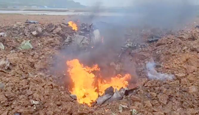 美军F16战机在韩国坠毁　现场曝光