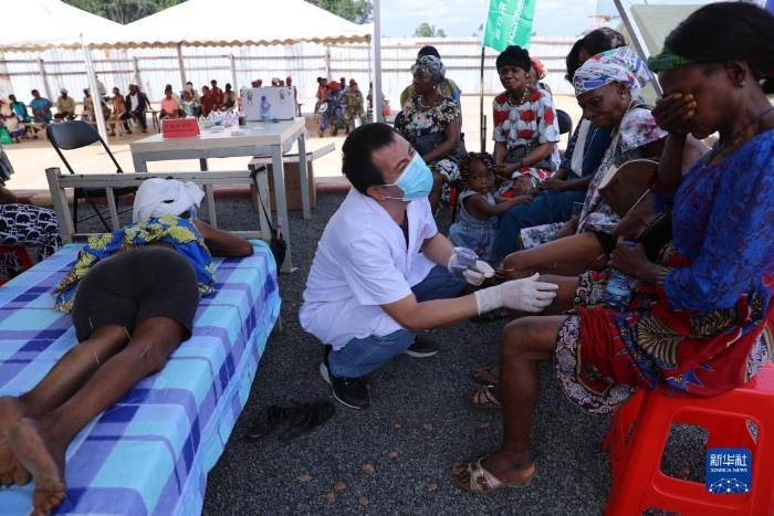 援赤道几内亚中国医疗队在当地举行义诊
