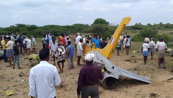 印媒：印空军一架教练机在训练时坠毁