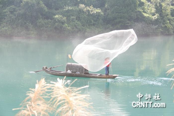 访“天然氧吧”东江湖　鉴青山绿水保护成效