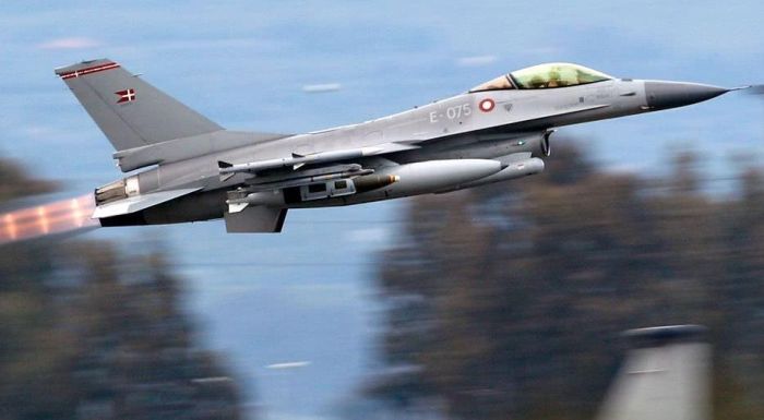 丹麦开始对乌飞行员进行F16战机驾驶培训